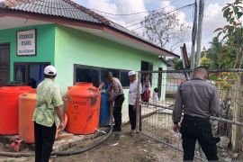 Direktorat Samapta Polda Babel kembali salurkan 4.000 liter air bersih ke masyarakat di Bangka Tengah