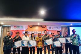 Pemkab Kubu Raya berikan penghargaan untuk para wajib pajak