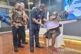 Pemkab serahkan bantuan bagi penyandang disabilitas di Manokwari