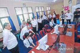 PLN Babel serahkan bantuan komputer ke SMP 1 Mentok