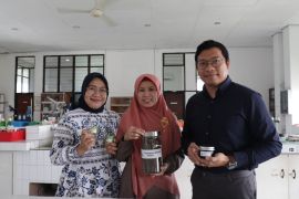 Dosen Ubaya buat gel dari daun sendok untuk terapi pendamping luka