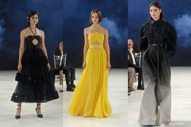 Terinspirasi bayang rembulan, Sebastian Gunawan rilis koleksi busana