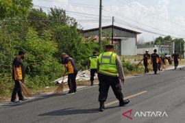 Polisi Sumenep bersihkan garam tumpah di jalan raya