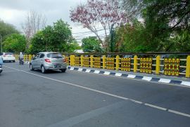 Pemkot Mataram mengecat jembatan dengan motif batik "Sasambo"