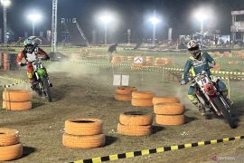 Lintasan besar, pembalap bersaing taklukkan trek seri penutup "motocross" di Malang