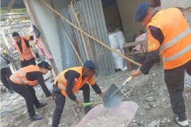 Satgas SAR Brimob Polda NTT bantu korban gempa di Kupang