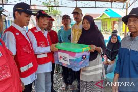 PMI Kalsel salurkan bantuan kepada ratusan rumah di Jajangkit