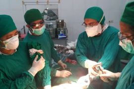 Tingkatkan layanan kesehatan, RSU Chasan Boesoerie Ternate tangani pasien patah tulang