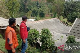 Sejumlah kecamatan di Sukabumi dilanda longsor dan puting beliung