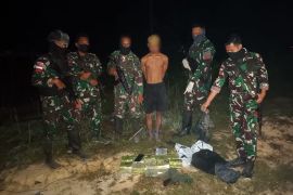 Indonesian soldiers seize 10 kg crystal meth smuggled from Malaysia