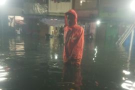 Dia RT di Kuningan Barat terendam banjir akibat hujan deras