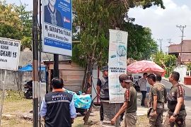 Bawaslu OKU tertibkan alat peraga kampanye liar