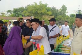 Mendag Zulkifli bagikan 2,5 ton beras saat berkunjung ke Ponorogo