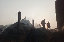 Damkar padamkan kebakaran gunungan sampah pabrik gula di Tulungagung