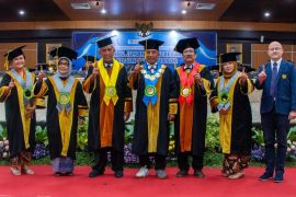 Unesa kukuhkan 3 guru besar dan 8 adjunct professor dari luar negeri