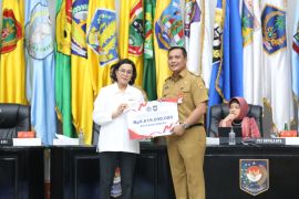 Wali Kota Aditya terima penyerahan dana insentif fiskal dari Menkeu Sri Mulyani