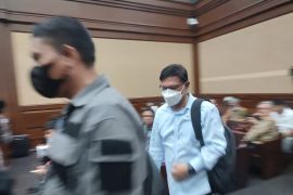 Johnny G. Plate  mohon pemblokiran 24 rekening istri dan anak dibuka