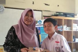 Motivation, Tatik Widyastuti's key to form critical and love science students