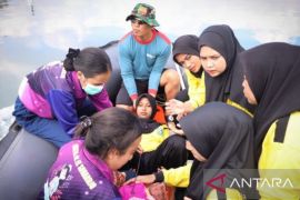Lantamal Ambon latih mahasiswa kebidanan tangani persalinan di atas perahu