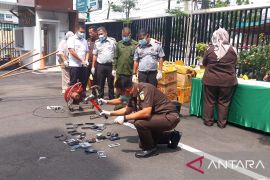 Kejari Pekanbaru musnahkan ratusan barang bukti dari berbagai perkara