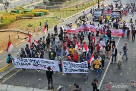 Massa dari berbagai kelompok gelar aksi di Patung Kuda jelang putusan MKMK