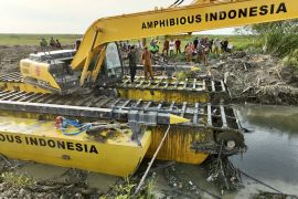 Bupati Aulia pantau penggunaan ekskavator keruk sampah di sungai