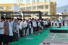 Masyarakat dan civitas akademika UIN Datokarama Palu sholat minta hujan