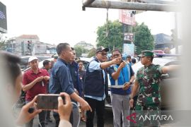 Pemerintah daerah tangani tumpukan sampah di saluran air Simpang Ciawi