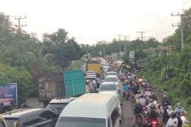 Polisi hentikan sementara angkutan batu bara lewat jalan nasional