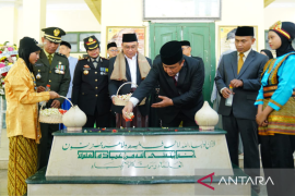 Jajaran Pemkab Bekasi tabur bunga dan zikir bersama di makam Pahlawan KH Noer Ali