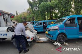Petugas gabungan derek 16 mobil parkir liar di Cibubur