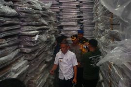 Pj Bupati Bone Sulsel meninjau gudang logistik Pemilu 2024