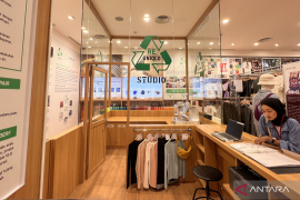 Kreasikan hadiah personal untuk momen spesial di Re-UNIQLO Studio