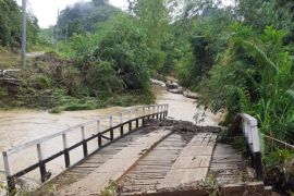 Banjir dan tanah longsor di Bunut Hulu Kalbar, satu jembatan hanyut