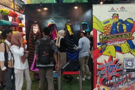 Obral produk kegiatan luar ruang di Indofest Surabaya 2023
