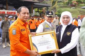 Gubernur Khofifah beri penghargaan kepada Kepala BNPB dan Kalaksa BPBD Jatim