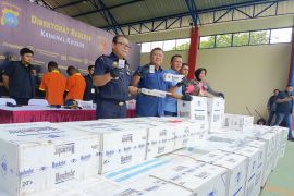 Polda Kepri dan Bea Cukai Batam bongkar jaringan peredaran rokok ilegal