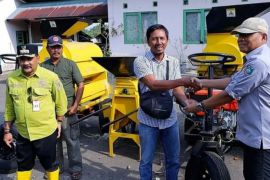 Distanhorbun Tanah Laut hibahkan Alsintan perontok jagung kepada tiga Poktan