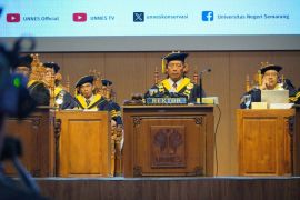 Unnes  kukuhkan sembilan guru besar baru