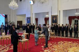 Presiden Joko Widodo menganugerahkan gelar pahlawan nasional kepada enam tokoh