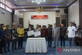 Pemkab Solok Selatan serahkan dana hibah Pilkada Rp23 miliar