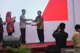 LKBN Antara terima penghargaan dari Badan Standarisasi Nasional