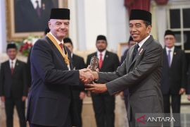 Jokowi anugerahkan Tanda Kehormatan Bintang Jasa Pratama untuk Presiden FIFA