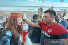Kedatangan atlet sepeda gunung dunia disambut tapung tawar khas Dayak