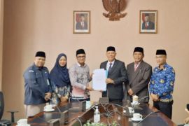 Plt. Bupati Sabar AS teken NPHD, Pasaman siap hadapi Pilkada 2024