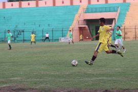 Laga Telaga Langsat VS Sungai Raya buka Turnamen Sepak Bola 40+ Paman Birin Cup