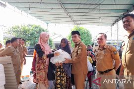 Pemkab Bangka Tengah bantu 42 rumah warga tersambar petir