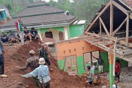 Cuaca ekstrem picu longsor dan angin kencang di Sukabumi