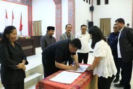 Bupati Samosir dan DPRD Sahkan Ranperda Tentang Pajak dan Retribusi Daerah