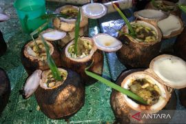 Kelapa Bakar laris di PKA 8, terjual 50 buah setiap hari